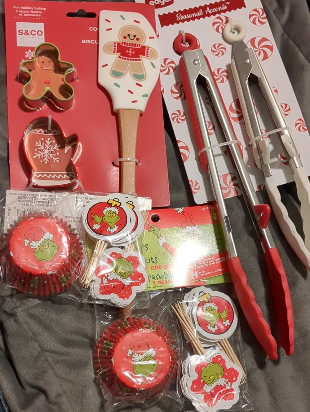 🎄Holiday Baking Tool Set - Spatula, Cookie Cutters & Tongs